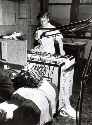 monitoring-on-a-brainwave-machine-24-april-1950 | Quelle: https://www.ssplprints.com/image/129449